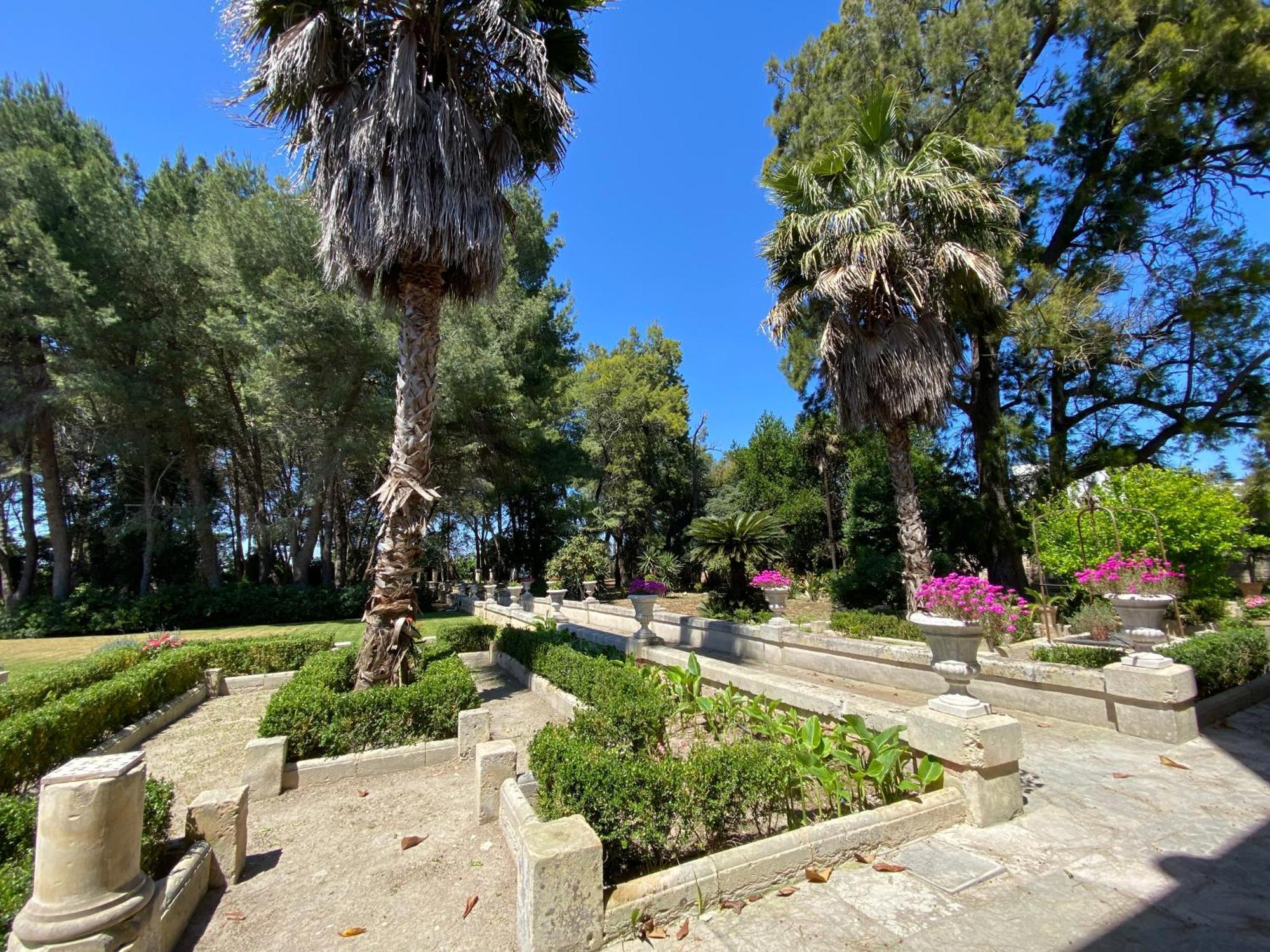 莱切Palazzo De Carlo E Il Parco Dei 7 Pozzi住宿加早餐旅馆 外观 照片